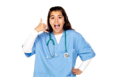 Mavi doktor üniformalı komik kız beyaz arka planda izole edilmiş.