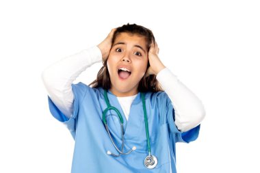 Mavi doktor üniformalı komik kız beyaz arka planda izole edilmiş.