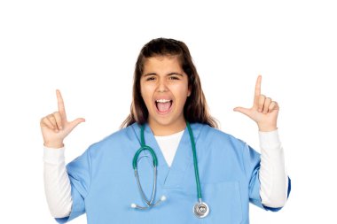 Mavi doktor üniformalı komik kız beyaz arka planda izole edilmiş.