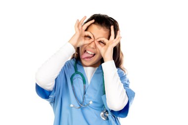 Mavi doktor üniformalı komik kız beyaz arka planda izole edilmiş.