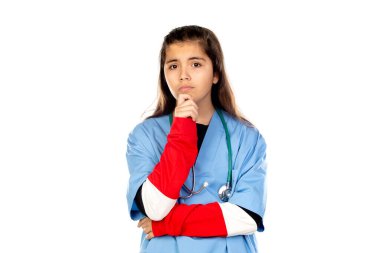 Mavi doktor üniformalı komik kız beyaz arka planda izole edilmiş.