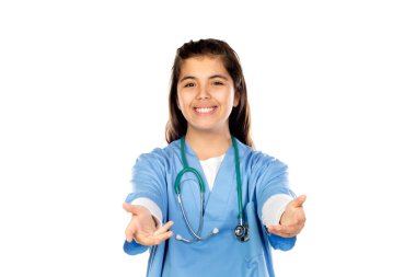 Mavi doktor üniformalı komik kız beyaz arka planda izole edilmiş.