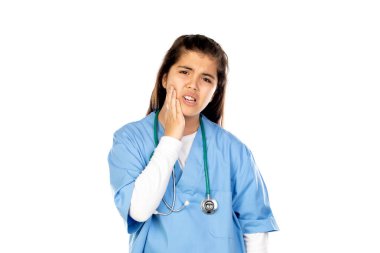 Mavi doktor üniformalı komik kız beyaz arka planda izole edilmiş.