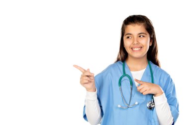 Mavi doktor üniformalı komik kız beyaz arka planda izole edilmiş.