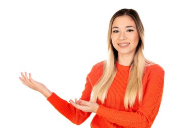 Beyaz arka planda kırmızı formalı güzel sarışın kadın.