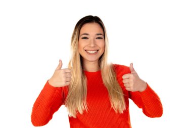 Beyaz arka planda kırmızı formalı güzel sarışın kadın.