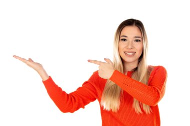 Kırmızı formalı güzel bir kadın beyaz arka planda izole edilmiş.