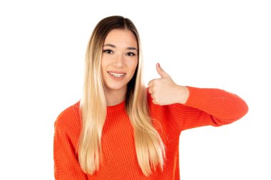 Kırmızı formalı güzel bir kadın beyaz arka planda izole edilmiş.