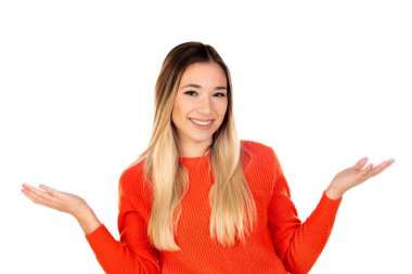 Beyaz arka planda kırmızı formalı güzel sarışın kadın.