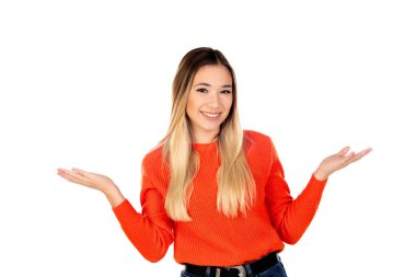 Beyaz arka planda kırmızı formalı güzel sarışın kadın.