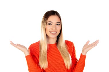 Kırmızı formalı güzel bir kadın beyaz arka planda izole edilmiş.