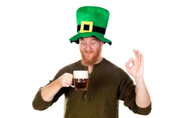 Red Haired Guy Green Hat Drinking Beer Isolated White Background — Stock Photo, Image