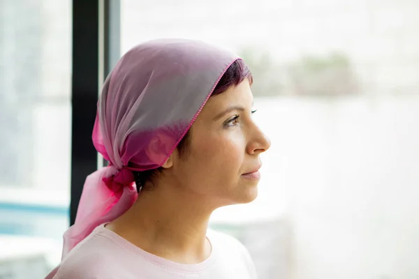 Donna Con Una Sciarpa Rosa Sulla Testa Consapevolezza Del Cancro — Foto Stock
