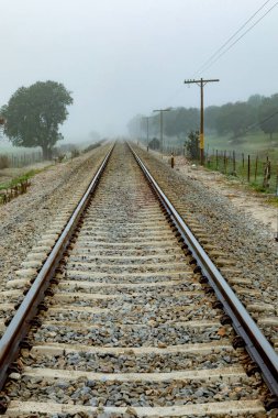 Sisli bir günde ıssız tren yolu