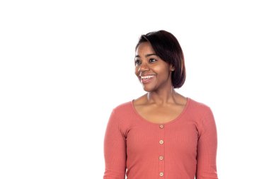 Beyaz arka planda pembe tişörtlü sevimli Afrikalı kadın izole edilmiş.