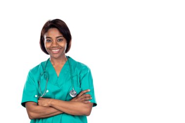 Yeşil üniformalı doktor beyaz arka planda izole edilmiş.
