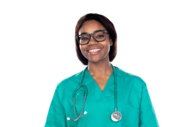 Yeşil üniformalı düşünceli doktor beyaz arka planda izole edilmiş.