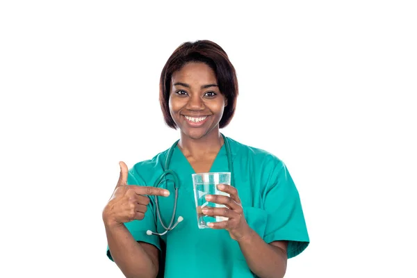 緑色の制服を着た医師と白い背景に隔離された水のガラス — ストック写真