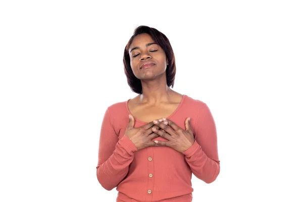 Beyaz Arka Planda Pembe Tişörtlü Sevimli Afrikalı Kadın Izole Edilmiş — Stok fotoğraf