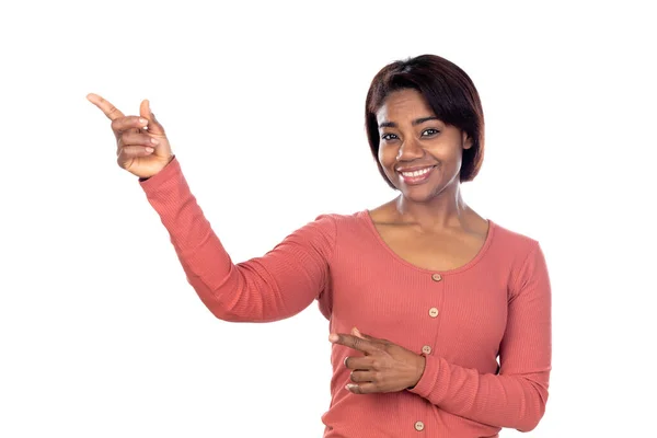 Mulher Africana Adorável Com Camiseta Rosa Isolada Fundo Branco — Fotografia de Stock