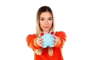 Beyaz arka planda kırmızı formalı güzel sarışın kadın.