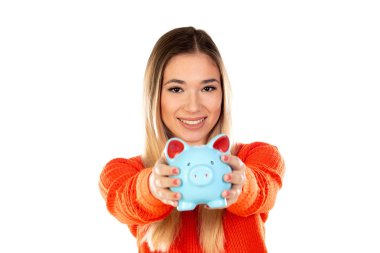 Beyaz arka planda kırmızı formalı güzel sarışın kadın.