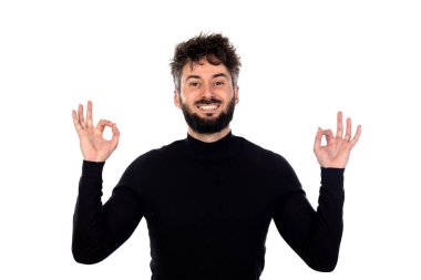 Siyahlı genç adam beyaz arka planda izole edilmiş.