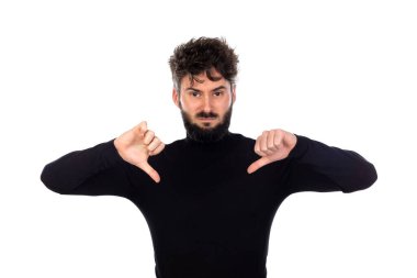 Siyahlı genç adam beyaz arka planda izole edilmiş.