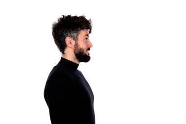 Siyahlı genç adam beyaz arka planda izole edilmiş.