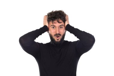 Siyahlı genç adam beyaz arka planda izole edilmiş.