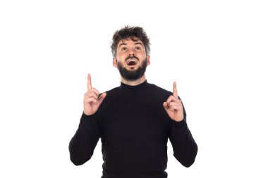 Siyahlı genç adam beyaz arka planda izole edilmiş.