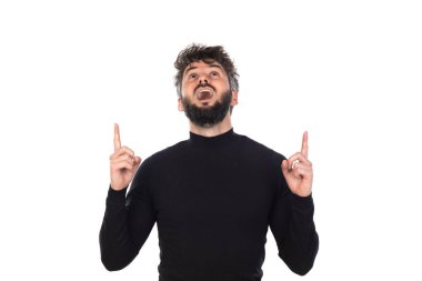 Siyahlı genç adam beyaz arka planda izole edilmiş.