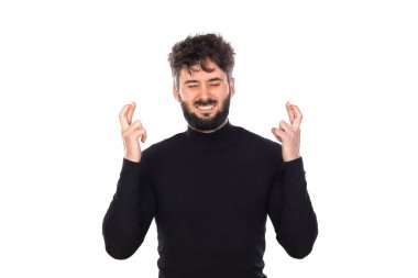 Siyahlı genç adam beyaz arka planda izole edilmiş.