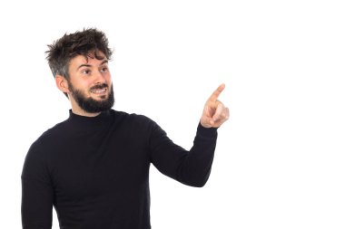 Siyahlı genç adam beyaz arka planda izole edilmiş.