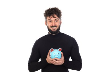 Siyahlı genç adam beyaz arka planda izole edilmiş.