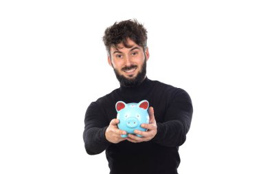 Siyahlı genç adam beyaz arka planda izole edilmiş.