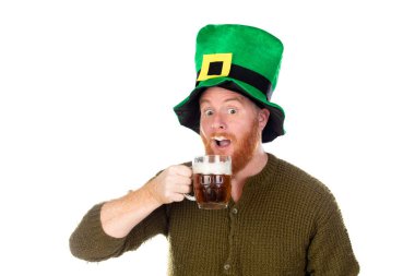 Kızıl saçlı, büyük yeşil şapkalı, beyaz sırtında izole edilmiş bira içen adam.