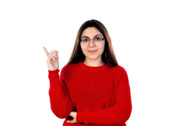 Gözlüklü esmer kız beyaz arka planda izole edilmiş.