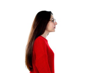 Gözlüklü esmer kız beyaz arka planda izole edilmiş.