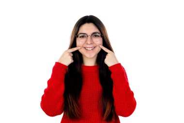 Gözlüklü esmer kız beyaz arka planda izole edilmiş.