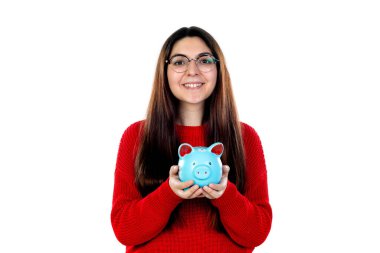 Gözlüklü esmer kız beyaz arka planda izole edilmiş.