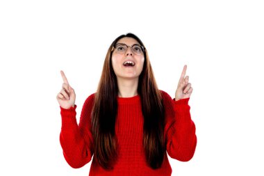 Gözlüklü esmer kız beyaz arka planda izole edilmiş.