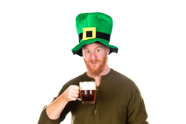 Roodharige Man Met Een Grote Groene Hoed Drinkt Een Biertje — Stockfoto
