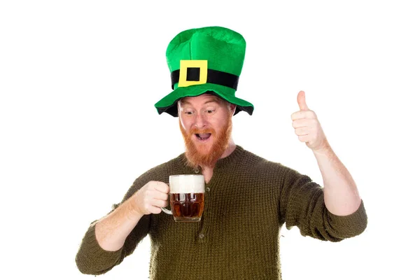 Zrzavý Muž Velkým Zeleným Kloboukem Pije Pivo Izolované Bílém Zadním — Stock fotografie