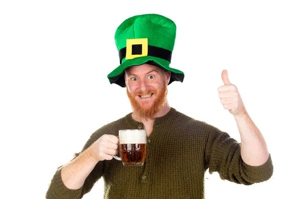 Zrzavý Muž Velkým Zeleným Kloboukem Pije Pivo Izolované Bílém Zadním — Stock fotografie