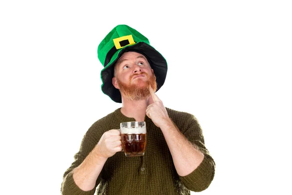 Rudy Mężczyzna Wielkim Zielonym Kapeluszu Pijący Piwo Białym Grzbiecie — Zdjęcie stockowe