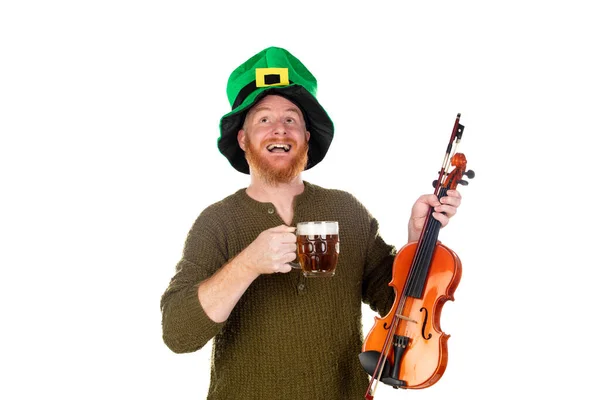 Κοκκινομάλλης Πράσινο Καπέλο Και Βιολί Που Πίνει Μπύρα Απομονωμένη Λευκό — Φωτογραφία Αρχείου