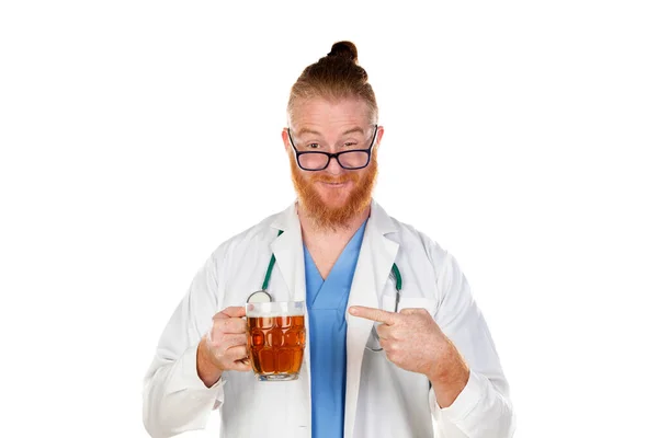 Médico Pelirrojo Bebiendo Una Cerveza Aislada Sobre Fondo Blanco — Foto de Stock