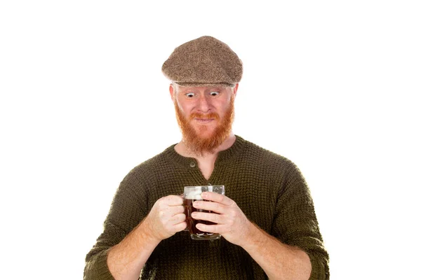 Рыжий Длинной Бородой Пьет Пиво Белом Фоне — стоковое фото