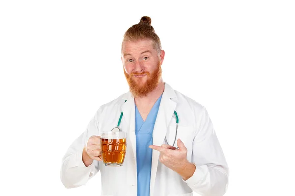 Rotschopf Arzt Trinkt Ein Bier Isoliert Auf Weißem Hintergrund — Stockfoto